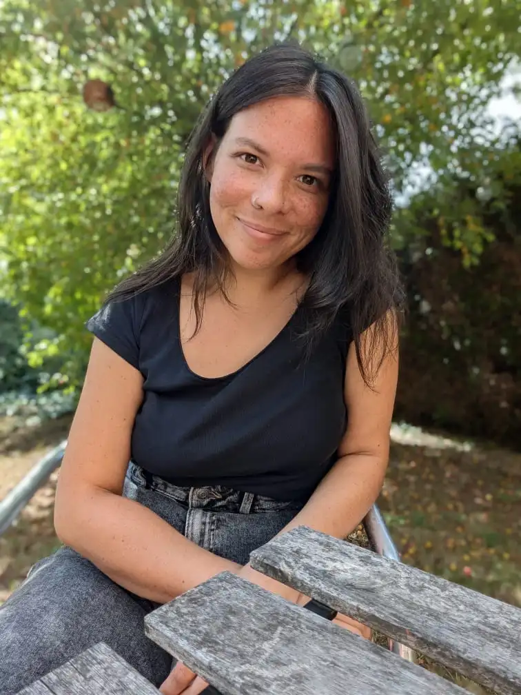 Portrait de Floriane, thérapeute énergéticienne, souriante